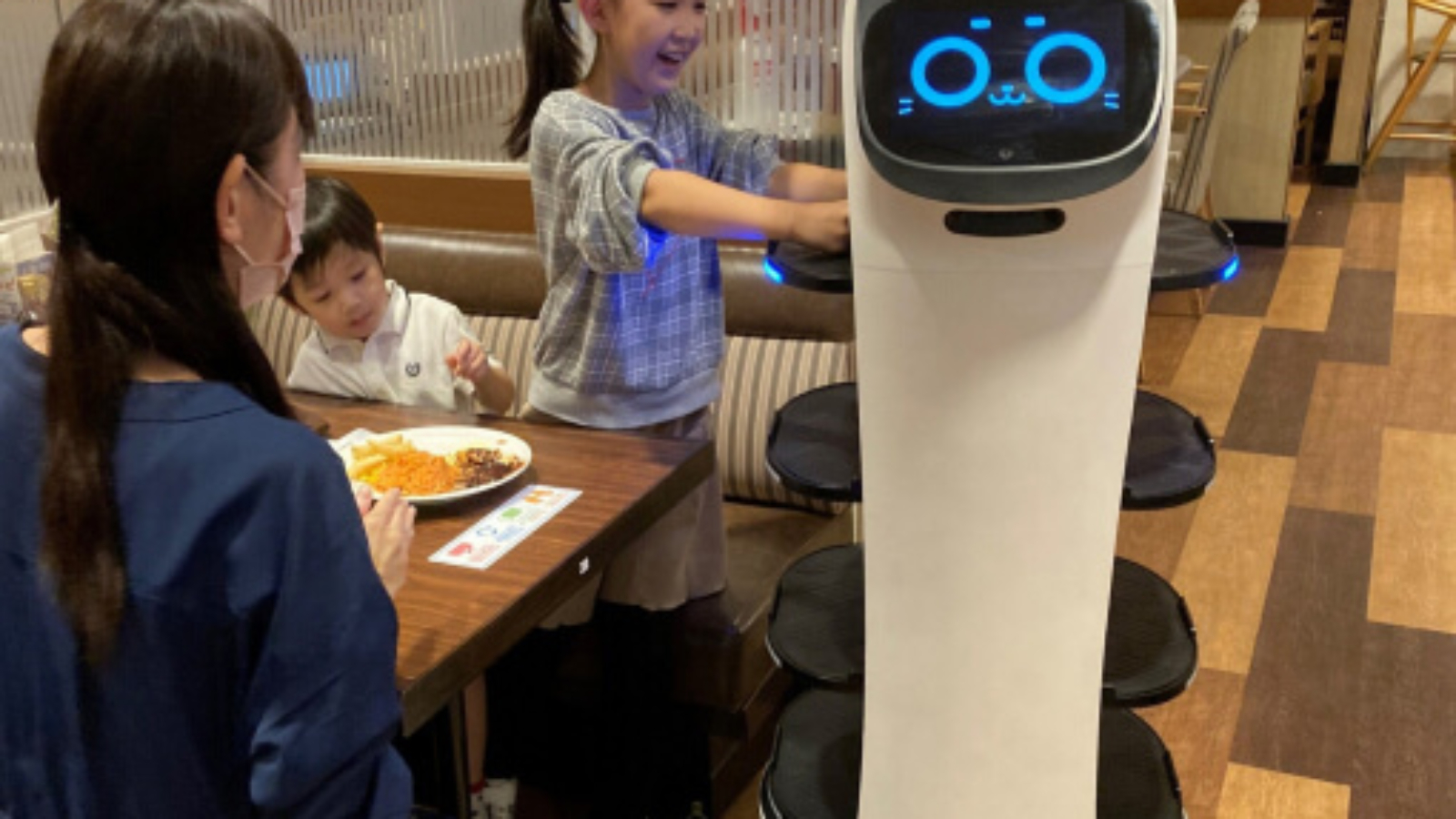 how to use robots in restaurant